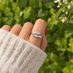 Anillo abrazo puesto en la mano